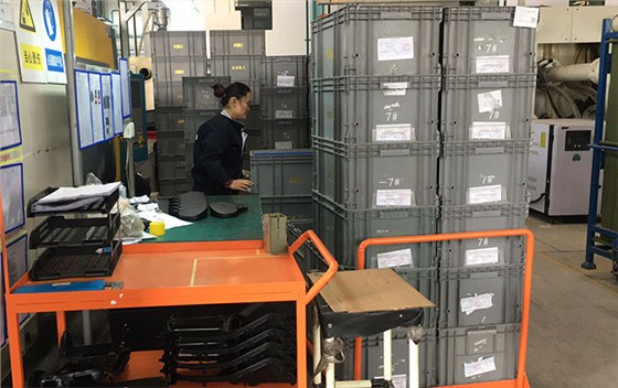 塑料周轉(zhuǎn)箱在倉(cāng)庫(kù)