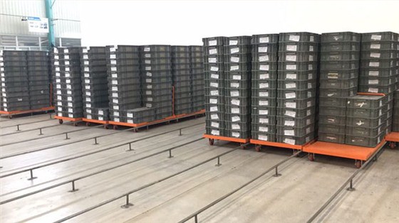 塑料周轉(zhuǎn)箱在廠(chǎng)區(qū)