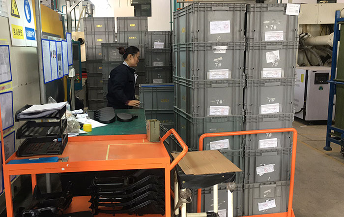 塑料周轉(zhuǎn)箱在倉(cāng)庫(kù)